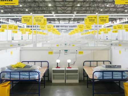灵通展览紧急赶制上万套防疫篷房援助上海隔离方舱建设